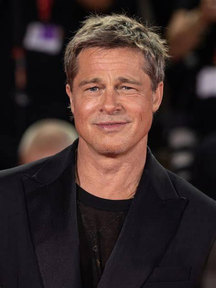 Brad Pitt se transforme en rasta blond pour une séance photo Voici