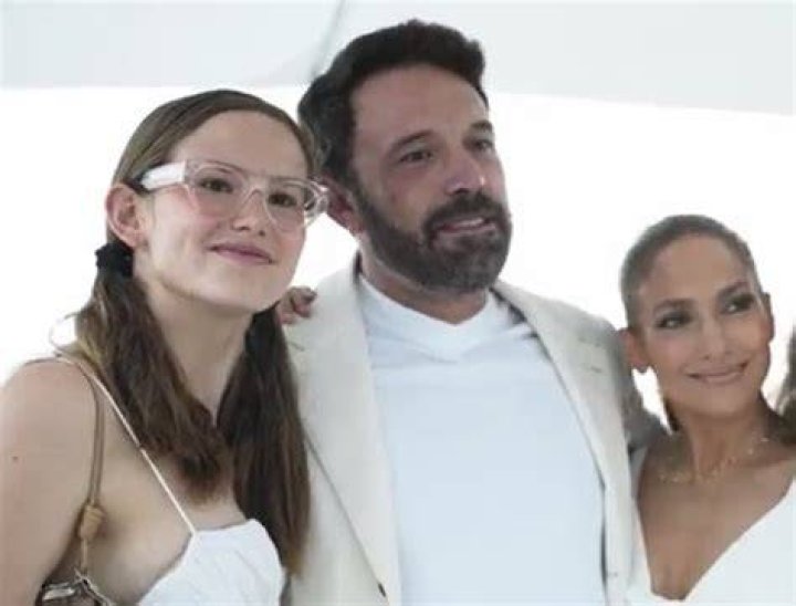 Em evento com JLo, filha de Ben Affleck choca por semelhança com a mãe