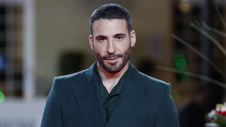 ¿Quién es Miguel Ángel Silvestre, el actor que le coqueteó en vivo a