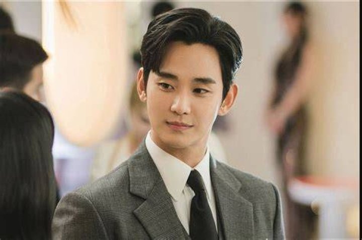 Kim Hyun-soo's Love Life Explored: Relationships And Past Romances