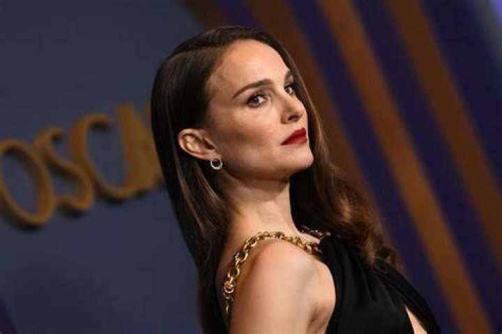 Natalie Portman appears to quietly confirm end of marriage to Benjamin
