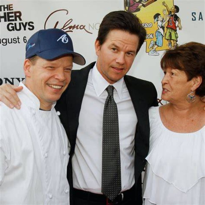 Robert Wahlberg Siblings, Net Worth, Wife Family, Wiki, Bio Networth
