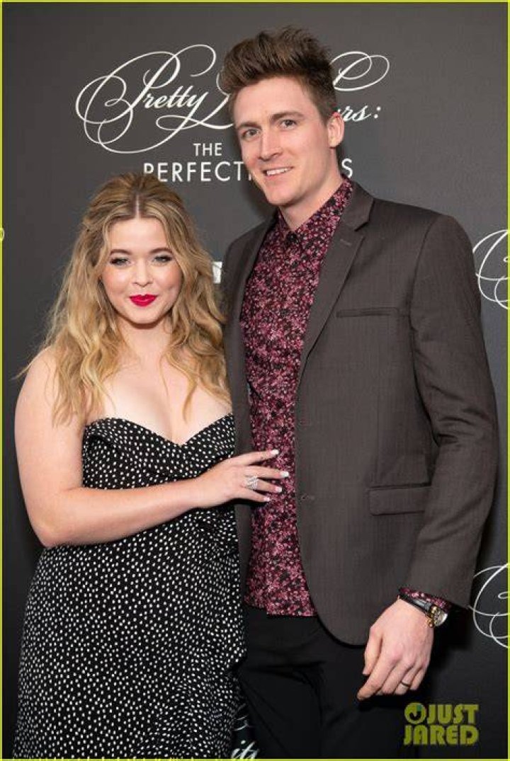 Sasha Pieterse Boyfriend Pll's Sasha Pieterse Marries Hudson Sheaffer