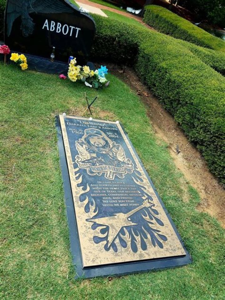 The grave of Darrell Lance &ldquo;Dimebag&rdquo; Abbott. r/CemeteryPorn