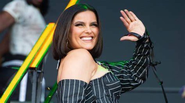 Unleash The Rhythm: Nelly Furtado's Iconic Performance Of 'Bidi'